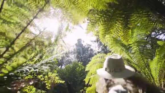 阳光明媚的丛林森林里的女人视频的预览图