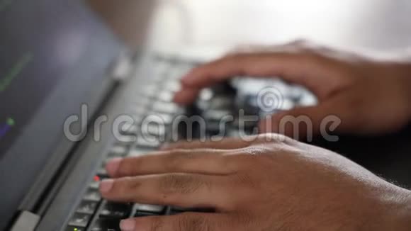 年轻的千禧一代在笔记本电脑键盘上打字视频的预览图