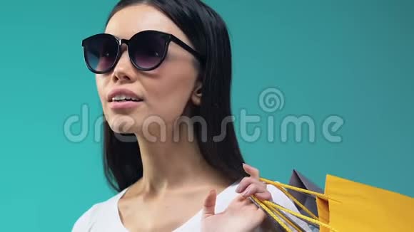 带着购物袋寻找折扣购物狂销售的印象深刻的女人视频的预览图