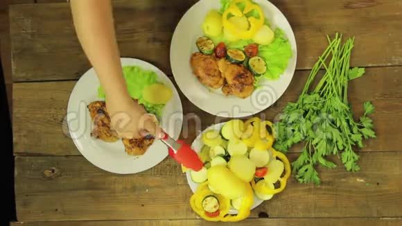 一个女人沙拉碗里用烤盘把蔬菜放进现成的鸡肉里时光飞逝视频的预览图