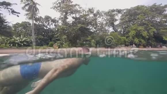 快乐的游客在水下潜水在热带海滩上戴着面具游泳热带度假概念视频的预览图