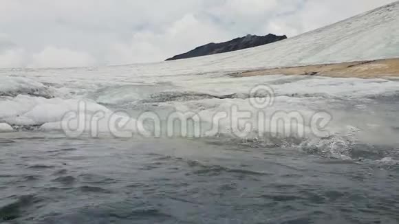 相机记录冰川水水下4k视频的预览图