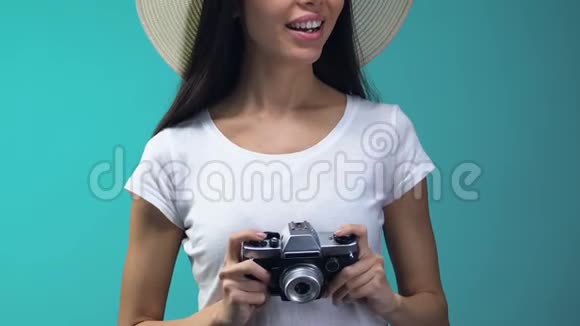 亚洲女游客在制帽照观光旅游理念等方面印象深刻视频的预览图