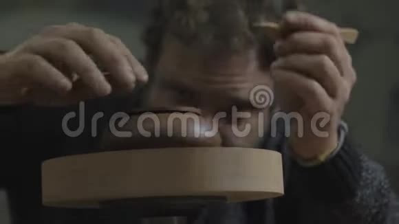 一位工匠用木刀从宜兴粘土中取出茶壶盖子上多余的粘土茶道用手工陶壶视频的预览图