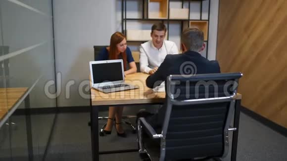 他和妻子在银行会议室和律师谈话视频的预览图