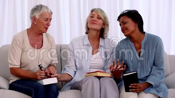 三个成熟的朋友一起祈祷视频的预览图