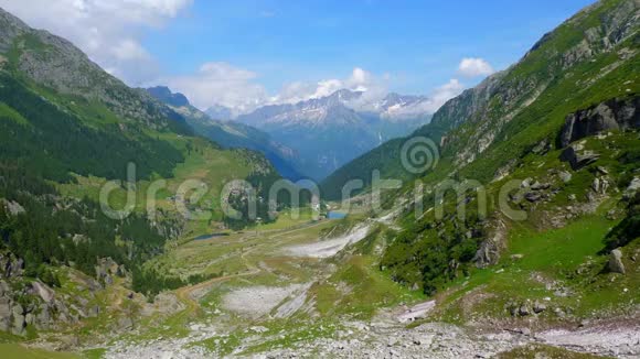 瑞士阿尔卑斯山脉的神奇山谷美丽的瑞士视频的预览图