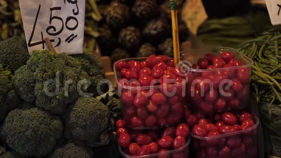 欧洲街头市场上的番茄和蔬菜视频的预览图