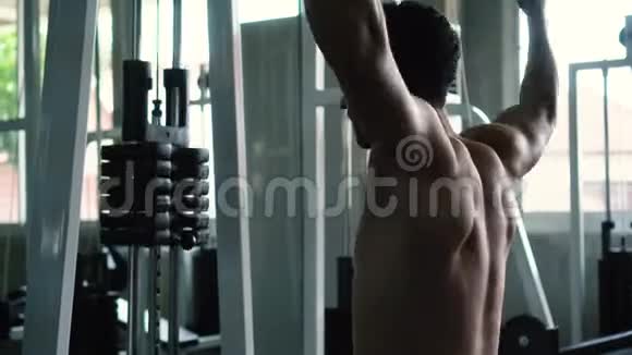 健身男在健身房的拉床上健身视频的预览图