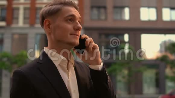 英俊的男人用手机说话视频的预览图
