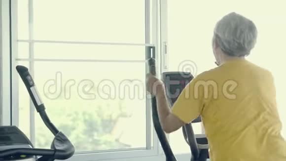 老年人在健身房锻炼亚洲年长的白种人在健身运动中锻炼心脏以保持健康视频的预览图