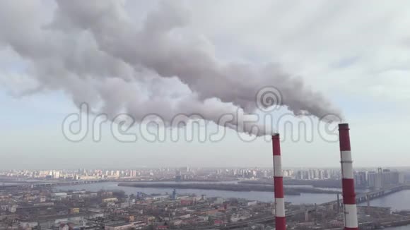 两根管道有烟基辅乌克兰空中景观视频的预览图