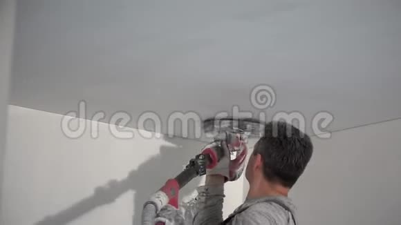 业余人士用砂磨机打磨家庭天花板视频的预览图