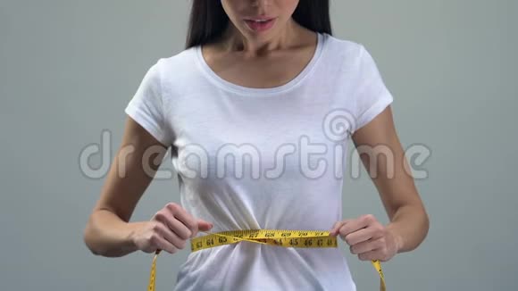亚洲女士腰间系紧胶带渴望瘦身健康饮食视频的预览图