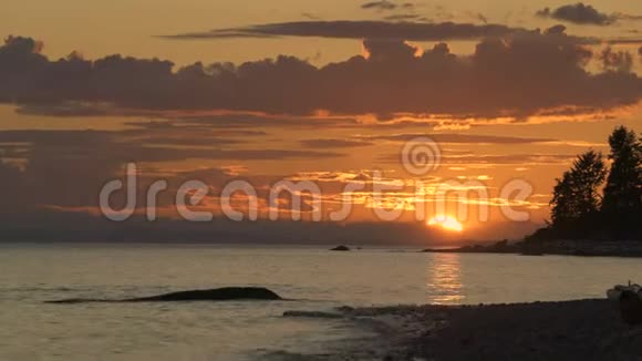 阳光海岸日落不列颠哥伦比亚省4KUHD视频的预览图