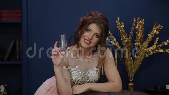 非常漂亮的女孩在新年装饰中有一杯香槟视频的预览图
