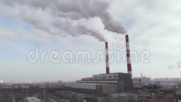 两根管道有烟基辅乌克兰空中景观视频的预览图