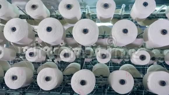 白色的线卷在纺织厂的大筒子上视频的预览图