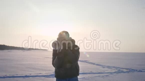 严肃的白种人音乐家在冬天的自然背景下在阳光下积极演奏小号的特写肖像视频的预览图