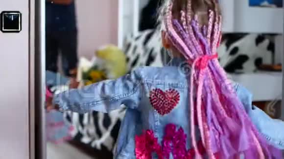 孩子的头发是粉红色的视频的预览图