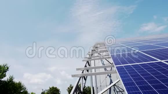 屋顶上的太阳能电池板的结构顶着一片带云的蓝天视频的预览图