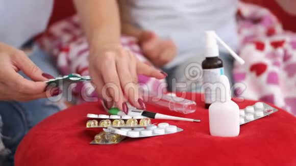 密切女性手拿抗流感药物视频的预览图