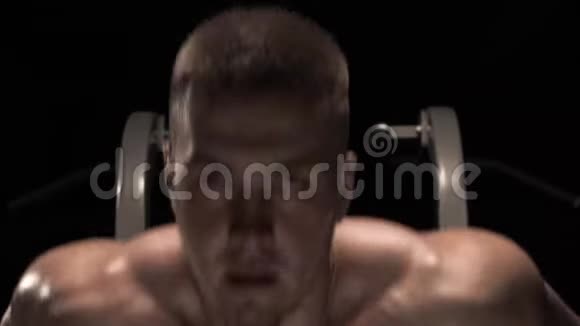 一个出汗专业健美运动员的特写视频的预览图