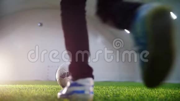 室内足球场一个小男孩朝球跑去踢它视频的预览图
