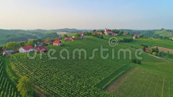 科格鸟瞰斯洛文尼亚东北部OrmoA东北部山丘上的村庄视频的预览图