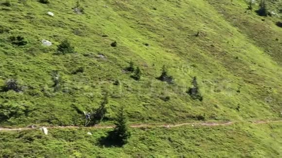 在瓦莱州的瑞士阿尔卑斯山一群骑着电动自行车的山地自行车爱好者在阳光明媚的天气中的鸟瞰图视频的预览图