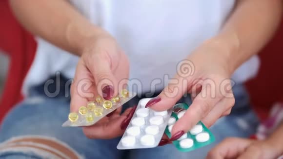 密切女性手拿抗流感药物视频的预览图