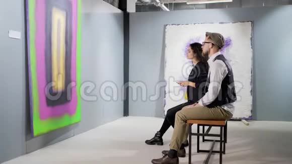 两名艺术画廊访客带导声带视频的预览图