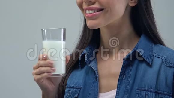 开朗的女人喝一杯牛奶健康的饮料必需的营养视频的预览图