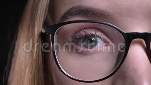 年轻迷人的时髦女性戴着眼镜眼睛直视镜头的特写镜头视频的预览图