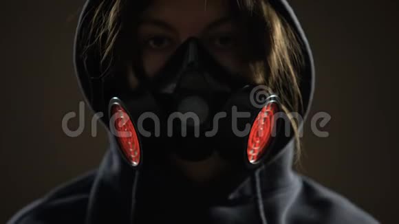 佩戴呼吸器的妇女背景上的闪光灯警报保护概念视频的预览图