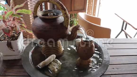 一只泥制茶壶桌上有水视频的预览图