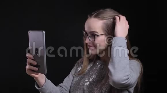年轻漂亮的女时髦眼镜特写镜头里面有一个视频叫平板电脑背景是孤立的视频的预览图