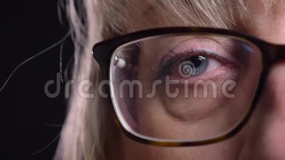 高白种人金发女性戴眼镜眼睛直视镜头的特写镜头视频的预览图