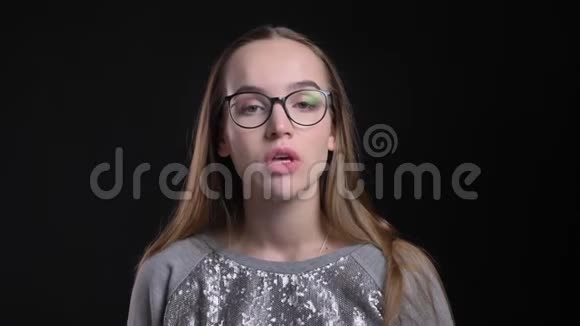 年轻迷人的时髦女性戴眼镜的特写镜头喉咙不舒服背景孤立视频的预览图