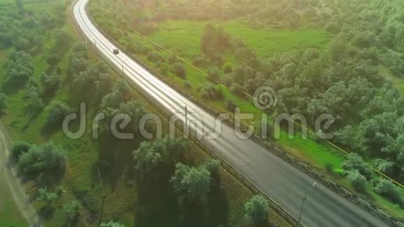 一辆白色卡车沿着高速公路行驶在山区茂密的森林里4K视频的预览图