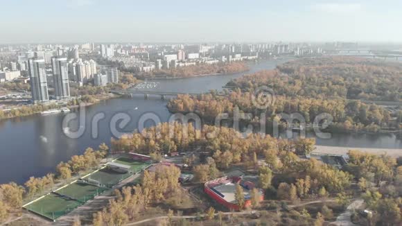 秋天的基辅左岸水文公园乌克兰尼普罗河空中景观视频的预览图