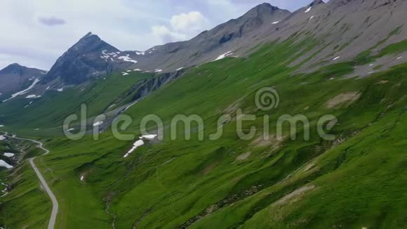 飞越瑞士阿尔卑斯山的奥布拉山口瑞士上空视频的预览图