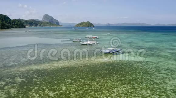 4鸟瞰船停泊在浅水清澈的翠绿色泻湖古龙海滩ElNido巴拉望视频的预览图