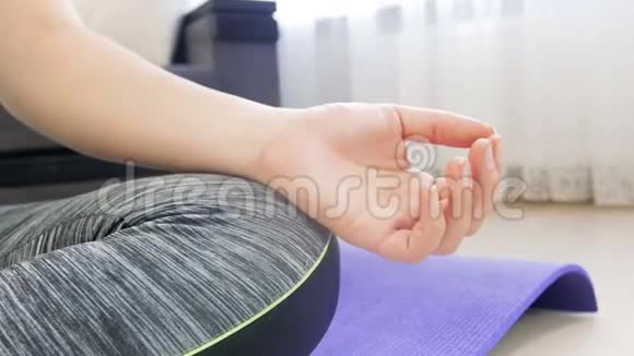 4K特写娃娃视频的年轻女子坐在莲花阿萨纳和冥想女孩在家练习瑜伽视频的预览图