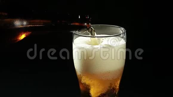 啤酒是从黑色背景的瓶子里倒入玻璃杯的视频的预览图