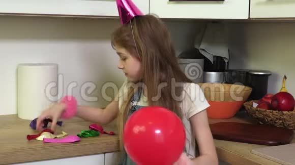 小女孩玩气球视频的预览图