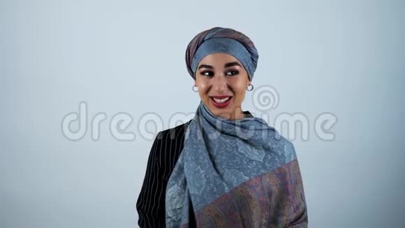 年轻美丽的阿拉伯女人在孤立的白色背景下放声大笑视频的预览图
