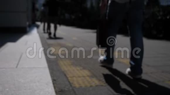 人们在路上行走时模糊的慢动作背景视频的预览图