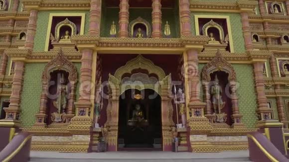 进了寺庙中的一座大宝塔邦通寺视频的预览图