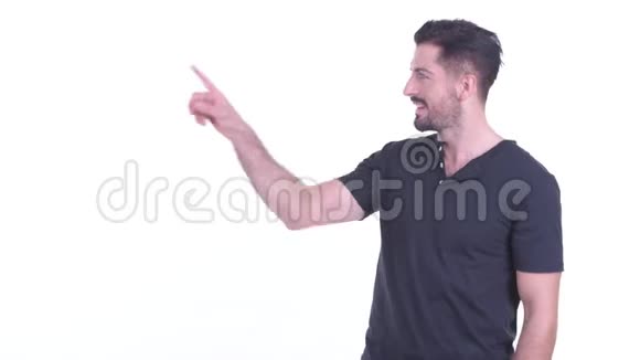 快乐的年轻英俊的胡须男摸着什么竖起大拇指视频的预览图